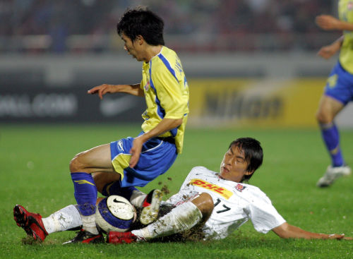 لاعب أوراوا ماكوتو يستخلص الكرة من لاعب سيونغنام يونغ (شوي ونغسوك ـ  أ ف ب)