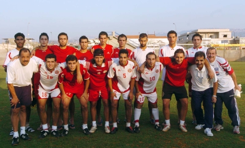 لاعبو المنتخب واعضاء من الجهاز الفني خلال التمارين أمس على ملعب الأنصار (محمد علي)