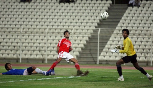 رضا عنتر يسجل هدف لبنان الأول في مرمى الحارس الهندي (محمد علي)