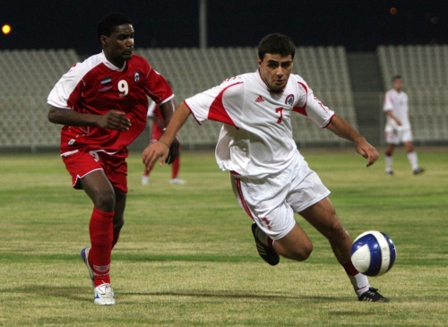 اللبناني محمد عطوي يصارع على الكرة مع الإماراتي طارق حسن (محمد علي)