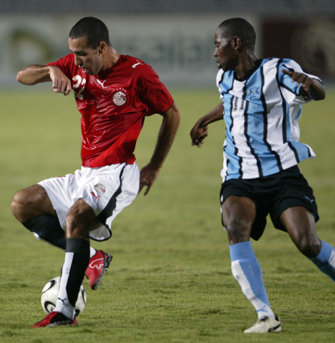 المصري محمد أبو تريكة يحمي الكرة من البوتسواني سيليلوون (عمرو مراغي ــ أ ف ب)