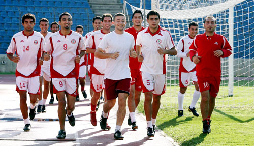 لاعبو منتخب لبنان الأولمبي خلال التمرين أمس على ملعب بيروت البلدي (محمد علي)