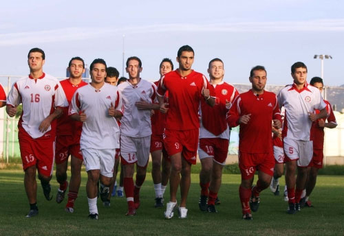 لاعبو منتخب لبنان الأولمبي خلال التمرين الأخير أمس على ملعب العهد (محمد علي)