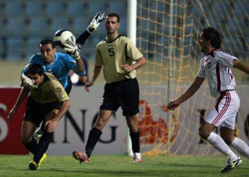 الحارس الأردني أحمد نواس يقطع الكرة قبل وصول علي ناصر الدين إليها (محمد علي)