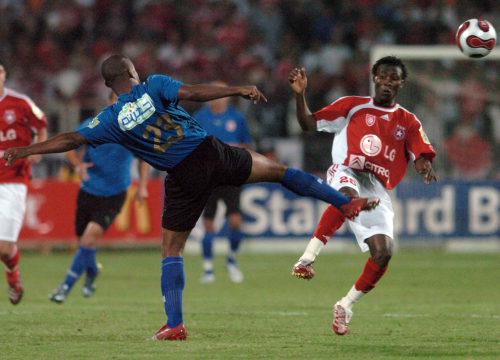 لاعب الأهلي فلافيو يحاول عرقلة مهاجم النجم أولا أوغومبيي (فتحي بلعيد ــ أ ف ب)