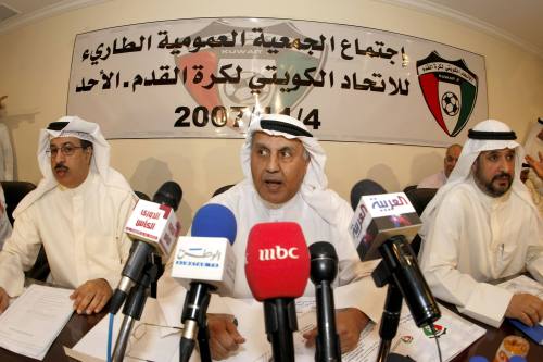 رئيس الاتحاد الكويتي محمد المسعود يتحدّث في افتتاح الاجتماع الطارئ (طارق العلي ـ رويترز)