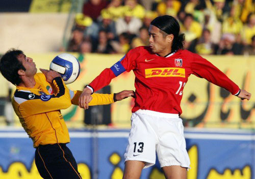 الكرة تتوسط الياباني كايتا سوزوكي والإيراني محرم نافيديكيا (محمد علي)