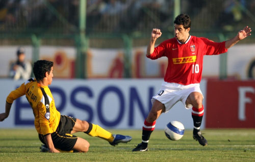 لاعب أصفهان حاجي صافي منزلقاً لاستخلاص الكرة من لاعب أوراوا بونتي (محمد علي)