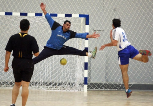 لاعب الهوليداي هادي السراقبي يسجّل في مرمى حارس الجنوب حسين سبيتي (محمد علي)