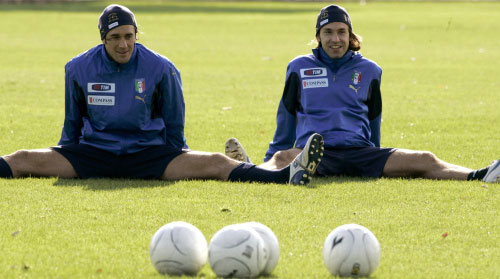 لوكا طوني (إلى اليسار) وأندريا بيرلو خلال تمارين المنتخب الإيطالي استعداداً للقاء اسكوتلندا (فابريتسيو جيوفانوتزي ــ أ ب)