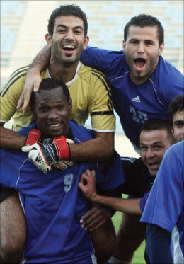 فرحة لاعبي المبرّة أيرول وبلال حاجو الحارس حسن بيطار بعد المباراة (محمد علي)