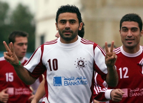 لاعب النجمة عباس عطوي مع علي واصف وشارة النصر خلال التمرين أمس (محمد علي)