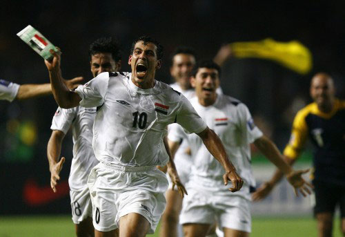 أفضل صورة لعام 2007 وهي للعراقي يونس محمود فرحاً بعد الفوز بكأس آسيا (جيري لامبن ـ رويترز)