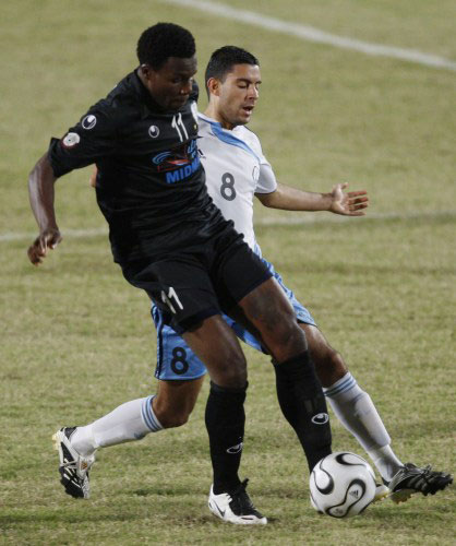 لاعب السدّ تينوريو في صراع على الكرة مع لاعب الوكرة ديبا (فادي الأسعد ـ رويترز) 