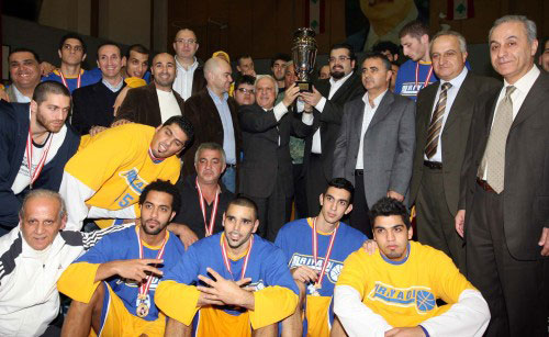 رئيس النادي الرياضي هشام الجارودي يحتفل بكأس الدورة مع المدرب أبو شقرا واللاعبين