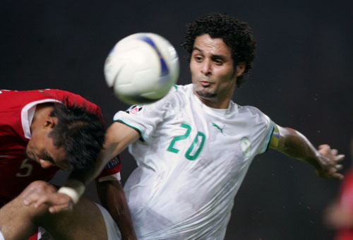 ياسر القحطاني خلال بطولة كأس آسيا بمواجهة لاعب إندونيسي (أرشيف ـ محمد علي)