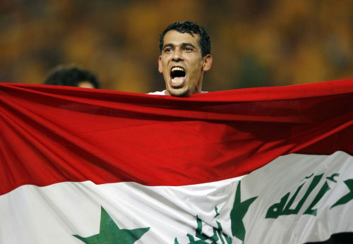 يونس محمود رافعاً علم بلاده في كأس آسيا (أرشيف ــ محمد علي)