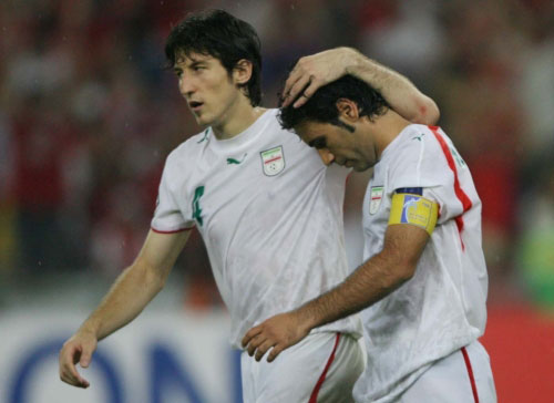 خيبة قائد المنتخب الإيراني مهدافيكيا وزميله تيموريان عقب الإقصاء من كأس آسيا (محمد علي)