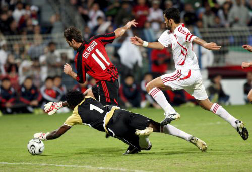 لاعب ميلان ألبرتو جيرالدينو يحاول تخطي الحارس الإماراتي ماجد ناصر (علي حيدر ـ إي بي أي)