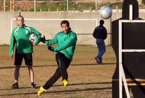 لاعب الأنصار صالح سدير يتدرّب على الركلات الحرة تحت أنظار زميله نصرات الجمل خلال التمرين (محمد علي)