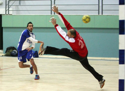 لاعب الصداقة محمد حراجلي يسدد في مواجهة حارس الجيش وسام عبد الله (محمد علي)