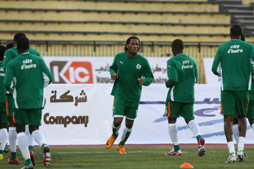 العاجي دروغبا أحد أبرز نجوم البطولة يتمرّن مع زملائه قبل المباراة مع الكويت (ياسر الزيات ـ أ ف ب)