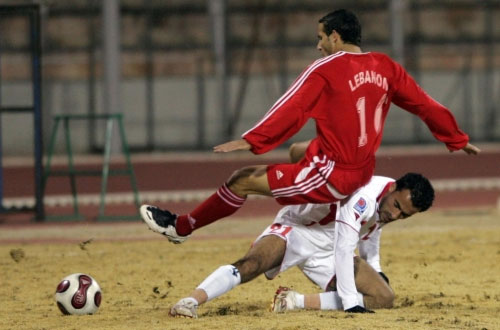 لاعب منتخب لبنان محمد قرحاني يتعرض لخطأ من لاعب أردني (عمان ــ خاص الأخبار)