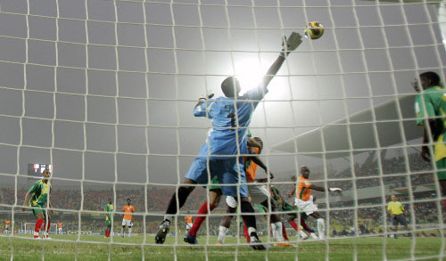 العاجي زورو يسجّل هدف بلاده الثاني في مرمى مالي (أليستر غرانت ـ أ ب) وفي الإطار ياكوبو يحتفل بهدف نيجيريا الثاني (تيمبا هديبي ـ أ ب)