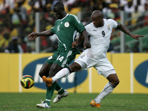 الغاني أغوغو في صراع على الكرة مع النيجيري أوليفينجانا (برونو دومينغوس ـ رويترز)