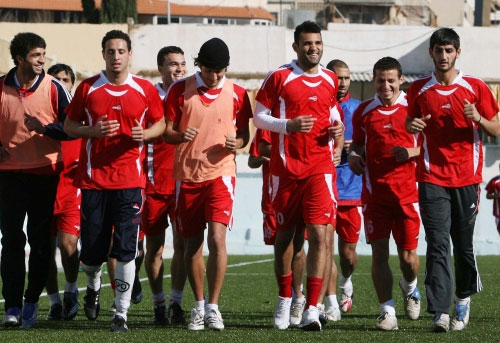 لاعبو المنتخب الوطني يؤدون تمرينهم أمس على ملعب الصفاء (محمد علي)