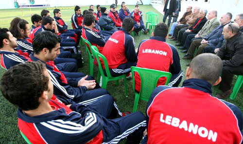 لاعبو منتخب لبنان مع أعضاء الاتحاد اللبناني في التمرين أمس (محمد علي)
