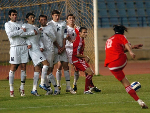 لاعب المنتخب اللبناني بول رستم ينفّذ ركلة حرة على المرمى الأوزبكي