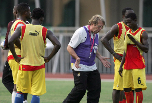 مدرب غانا لوروا مع لاعبيه خلال التمرين أمس (عبد الحق سينا ـ أ ف ب)