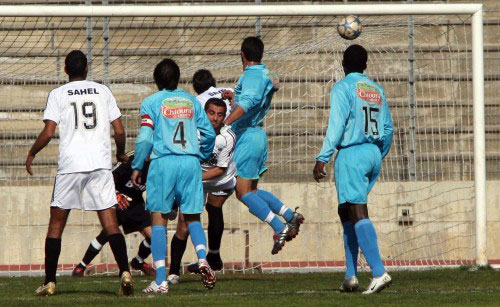 حسين عليق يسجّل هدف الساحل وسط مجموعة من اللاعبين