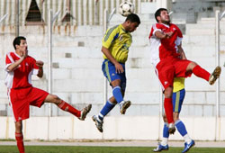 مدافع الشباب شادي حمادة يبعد الكرة قبل مهاجم السلام وهبة الدويهي (محمد علي)