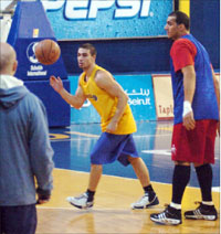 لاعبا الرياضي اسماعيل أحمد وعلي محمود خلال التمرين تحت أنظار المدرب فؤاد أبو شقرا (محمد علي)