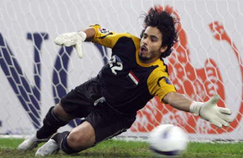 نور صبري يذود عن مرمى منتخب العراق خلال كأس آسيا 2007 (أرشيف ـ محمد علي)
