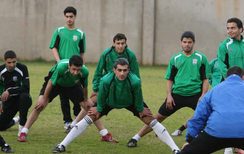 لاعبو الأنصار فادي غصن وأحمد وسامي الشوم وحسين حمدان خلال التمرين أمس (محمد علي)
