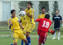 لاعب طرابلس عبد الستار اللون يسدِّد على مرمى الصفاء بمواجهة المدافعَين عامر خان ورامي قدورة (محمد علي)