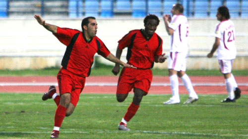 لاعب التضامن غسان شويخ «طائراً» بعد تسجيله هاتريك المباراة وخلفه زميله صامويل(محمد علي)