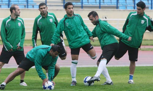 لاعبو فريق الأنصار خلال التمارين أمس على ملعب المدينة الرياضية (محمد علي)
