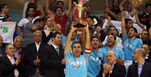 قائد فريق PRO`S CAFE ربيع أبو شعيا يرفع كأس لبنان وسط فرحة زملائه (محمد علي)