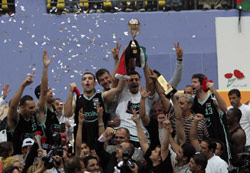 قائد فريق زين الأردني زيد الخاص يحمل كأس البطولة للمرة الأولى في تاريخ الأردن (عمّان ــ الأخبار)