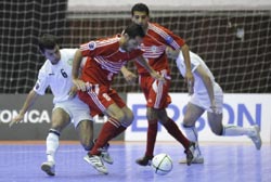 اللبناني إبراهيم حمود(8) يحمي الكرة من الأوزبكيّ غولوميون مامديونوف (6) تحت أنظار هيثم عطوي