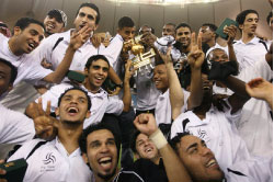 لاعبو فريق الشباب يحتفلون بالكأس (فهد شديد ــ رويترز)