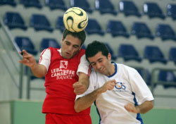 لاعب اللبناني الكندي نسيب أبو أنطون يتصدى للكرة برأسه بمضايقة دفاعية (محمد علي)