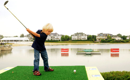 طفل يتهيأ لضرب الكرة خلال مسابقة تحدي الغولف للجمهور، التي أقيمت على هامش بطولة النمسا المفتوحة.