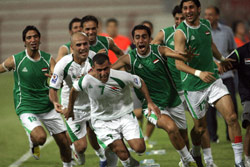 العراقي عماد محمد يحتقل بهدفه في مرمى أوستراليا بمواكبة كبيرة من اللاعبين (كريم صاحب ـ أ ف ب)