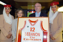 كاخيا وقوتلي وقميص المنتخب بشعار «طيران الإمارات» (محمد علي)