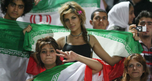 مشجعة إيرانية تحتفل بتأهّل بلادها (محمد علي)